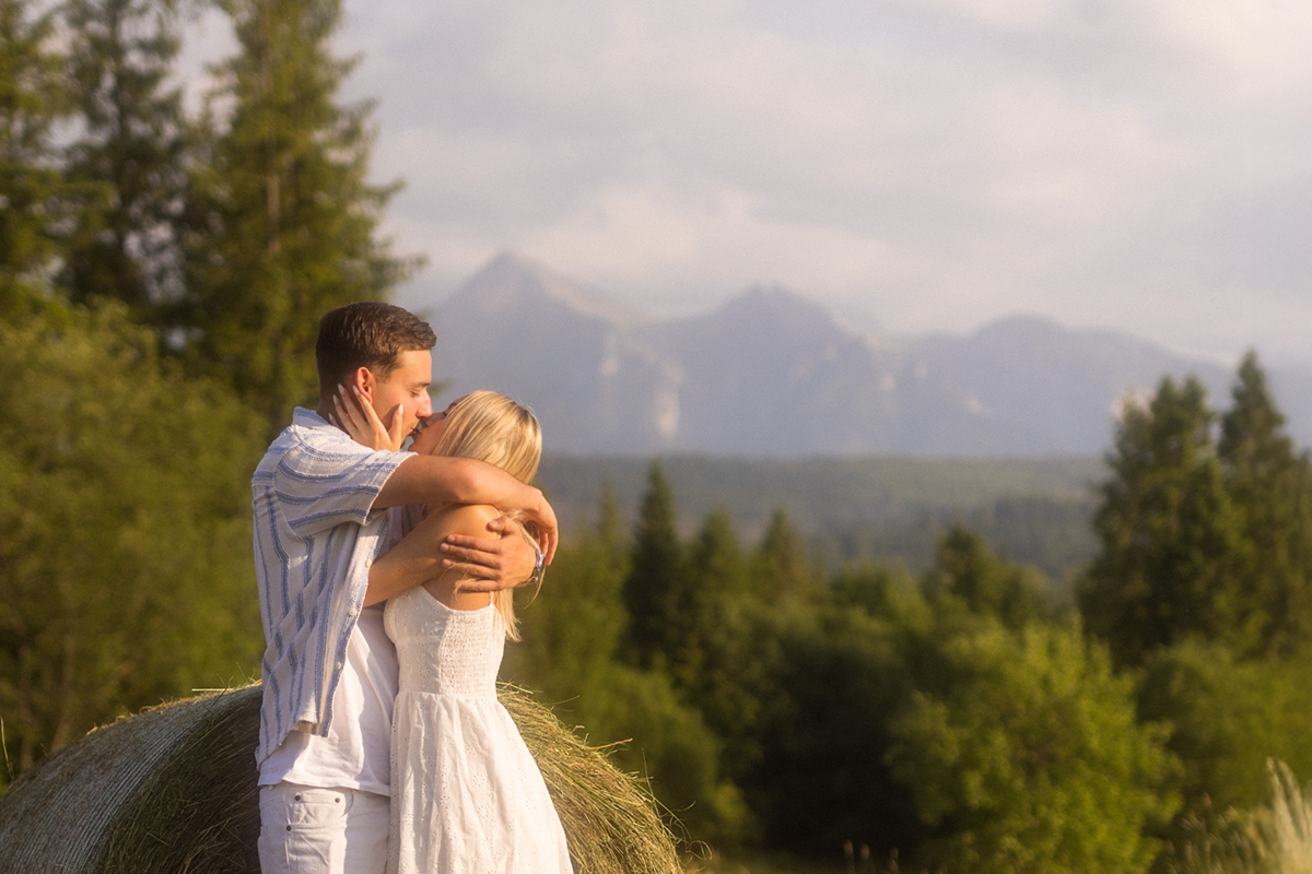 przytulający się narzeczeni