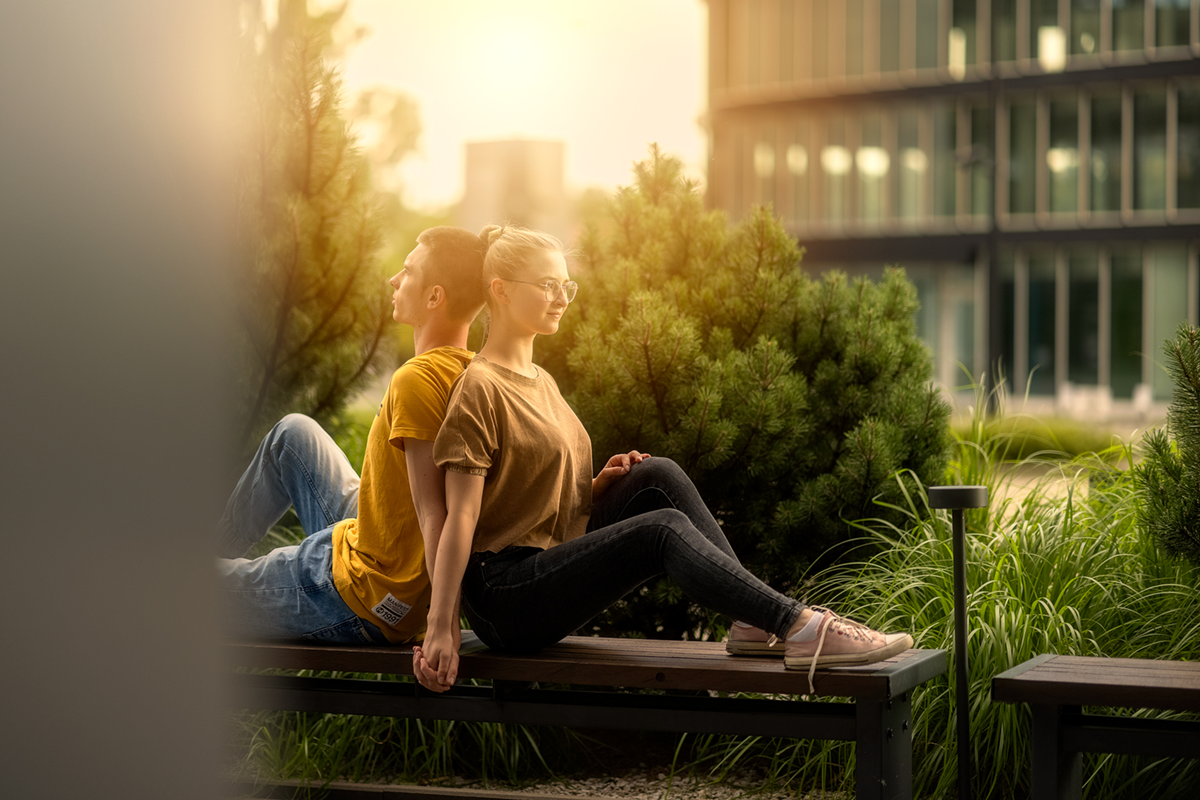 para młoda na ławce