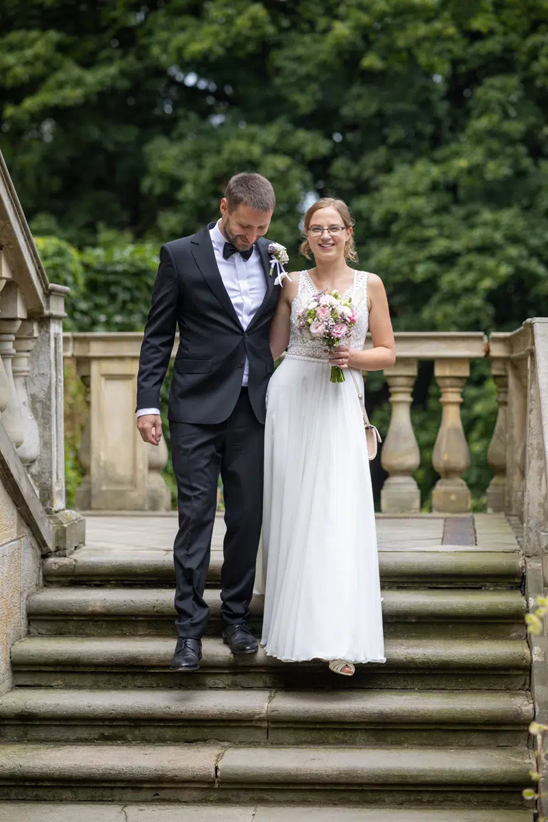 para młoda na schodach