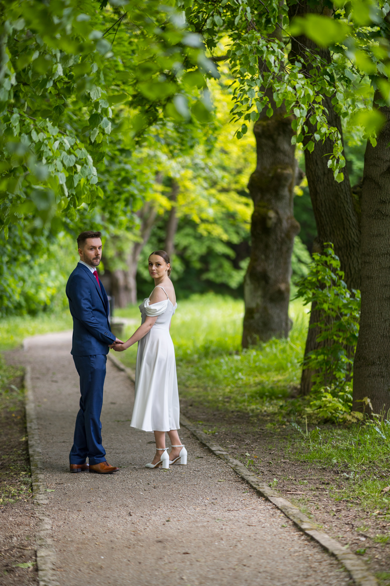 chłopak i dziewczyna w parku