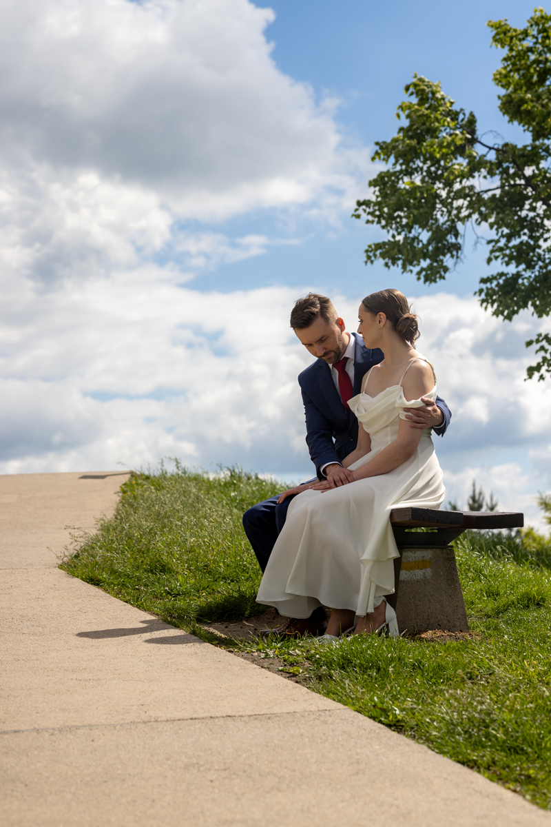Para siedzi na ławeczce w parku