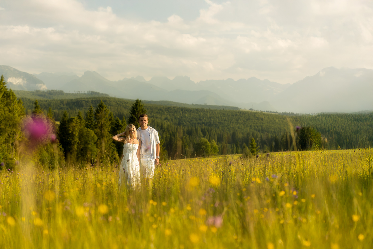 narzeczeni na łące w górach