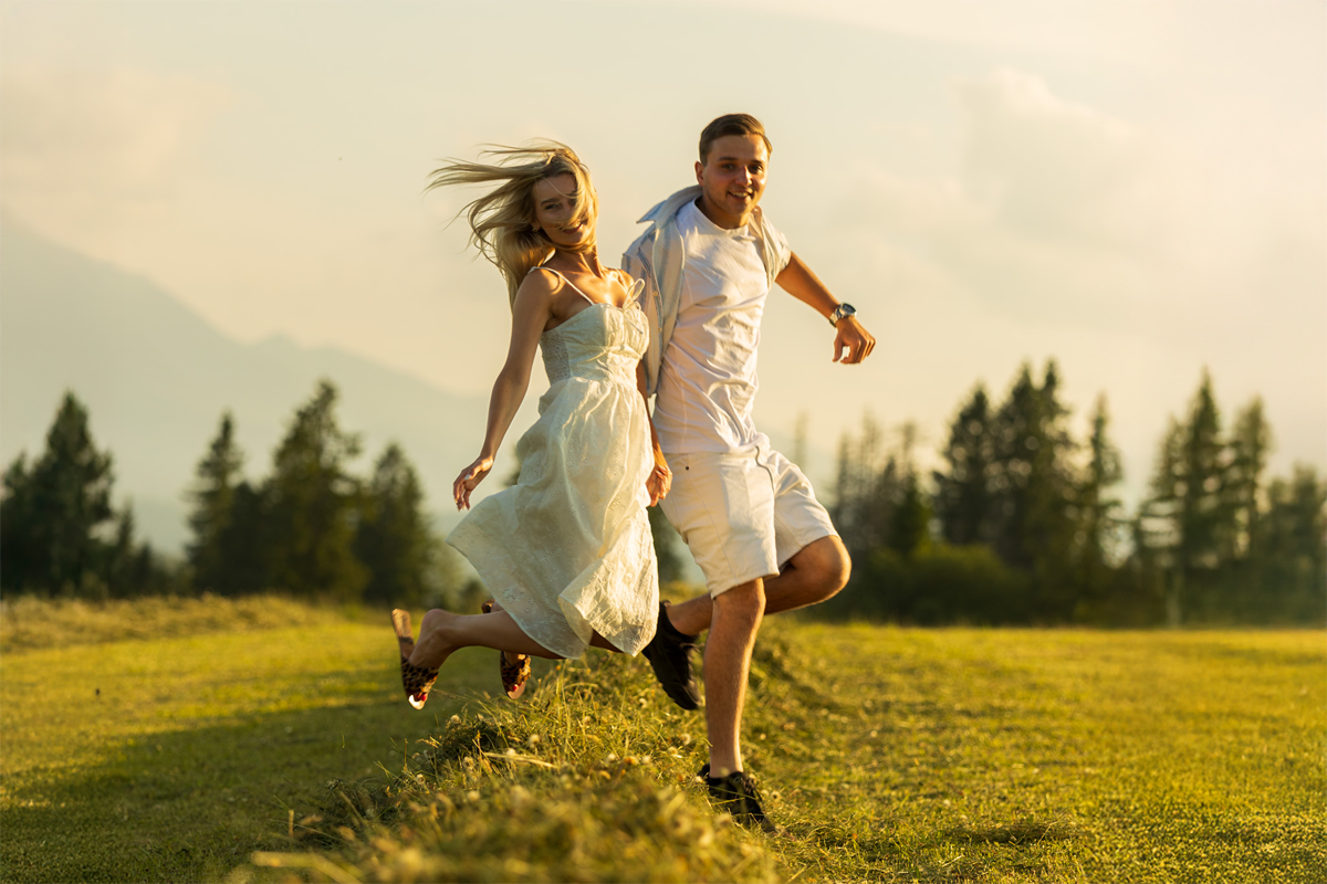 para skacząca na łące w górach