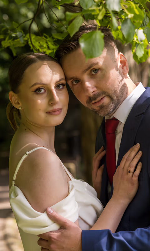 para młoda odświętnie ubrana