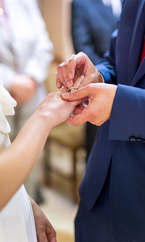 pan młody zakłada obrączkę pani młodej