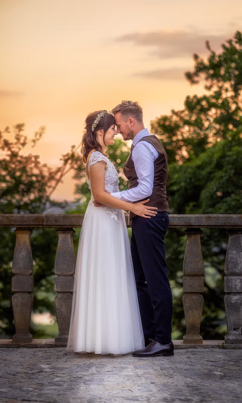 Sesja narzeczeńska na tle murów zamku