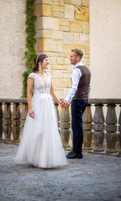 Sesja narzeczeńska na tle murów zamku