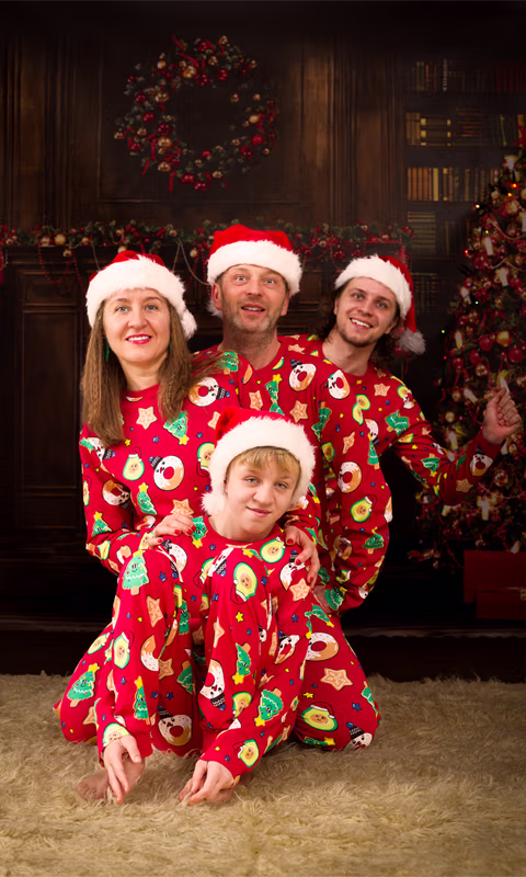 rodzina podczas sesji rodzinnej w studio, przebrana za mikałajki