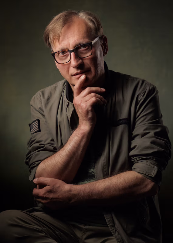 portret mężczyzny w okularach